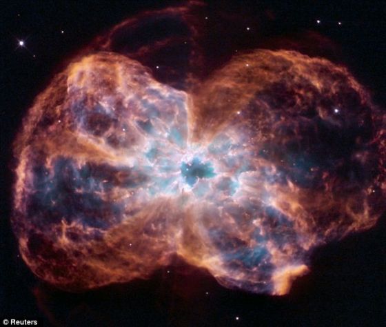 这张由哈勃太空望远镜拍摄的图片显示的是一颗恒星正在摆脱它的外层，这些物质在它周围形成一个茧状物。内核形成的白矮星是图片中间的一个白点