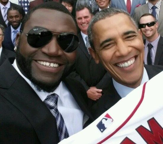美国棒球明星大卫·奥提兹与奥巴马的合影自拍