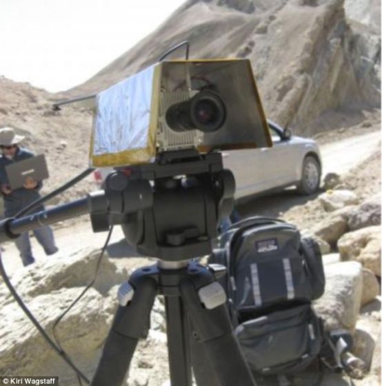 美国科学家研制的智能照相机TextureCam，装有两个镜头，能够拍摄3D照片。此外，它还装有一个特殊的处理器，独立于机器人的主电脑，负责分析照片。通过分析照片中呈现的纹理，处理器能够辨认出沙子、岩石和天空