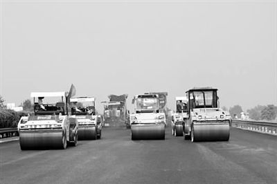 陈钧不仅在柳南公路投标过程中出力，在项目施工过程中，他也尽力为陈某宏“扫清障碍”。高速公路改造工程成了他的“敛财路”。