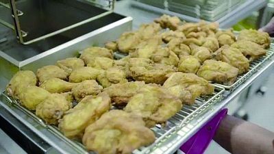 ▲这些鸡存活仅35天后就被制成快餐食品