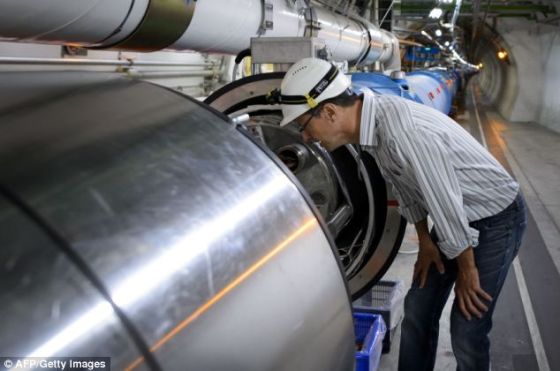 希格斯玻色子由英国物理学家彼得-希格斯1964年提出，用于解释一种怪异的现象，即为何一些粒子拥有质量，而其他粒子——例如光线——没有质量。在经过升级的大型强子对撞机重启之后，科学家将借助对撞实验进一步了解这种神秘莫测的粒子