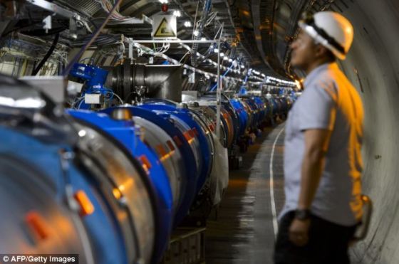 在工程师将目光聚焦技术方面的任务之时，物理学家则在分析对撞机自2010年以来获取的海量数据，希望能够从中发现更多“金矿”