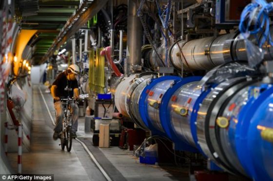 一名工作人员骑着自行车巡视大型强子对撞机的环形隧道。借助于欧洲核子研究组织的超级计算机，物理学家对质子束对撞产生的数据进行分析，通过这种分析进一步加深对宇宙的了解