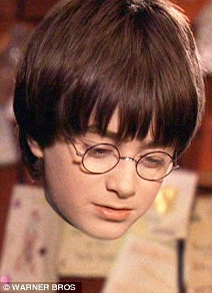 《哈利-波特与魔法石》剧照，展示了片中的隐身斗篷