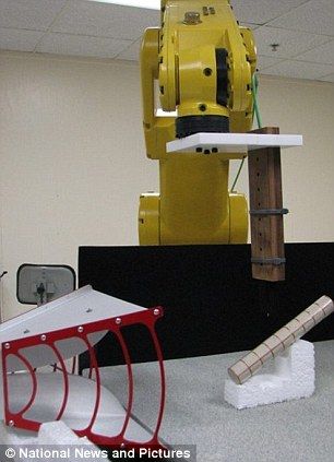 在测试时拍摄，科学家让微波穿过圆柱，而后在这个物体周围移动测量天线