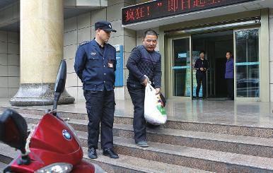 男子存1.5万枚硬币 多家银行网点拒收