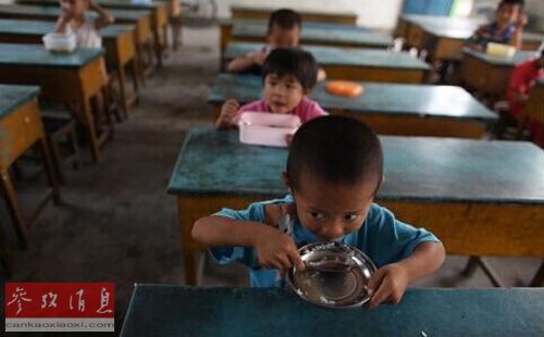 资料图片：户籍改革将为农民工子女提供更多受教育机会(香港《南华早报》网站)