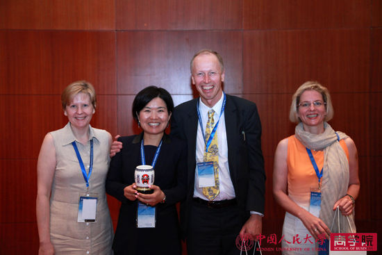 左一为Marta-A.-Geletkanycz，左二张燕