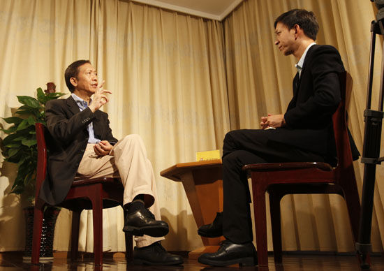 许成钢做客新浪财经《改革问道》高端访谈。