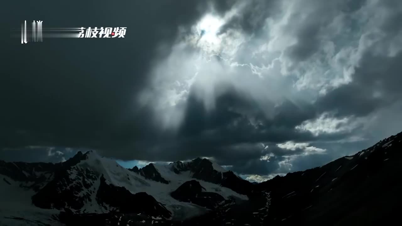 当雪山遇见云海似天地共白头！独库公路雪后阳光穿透云层现云海