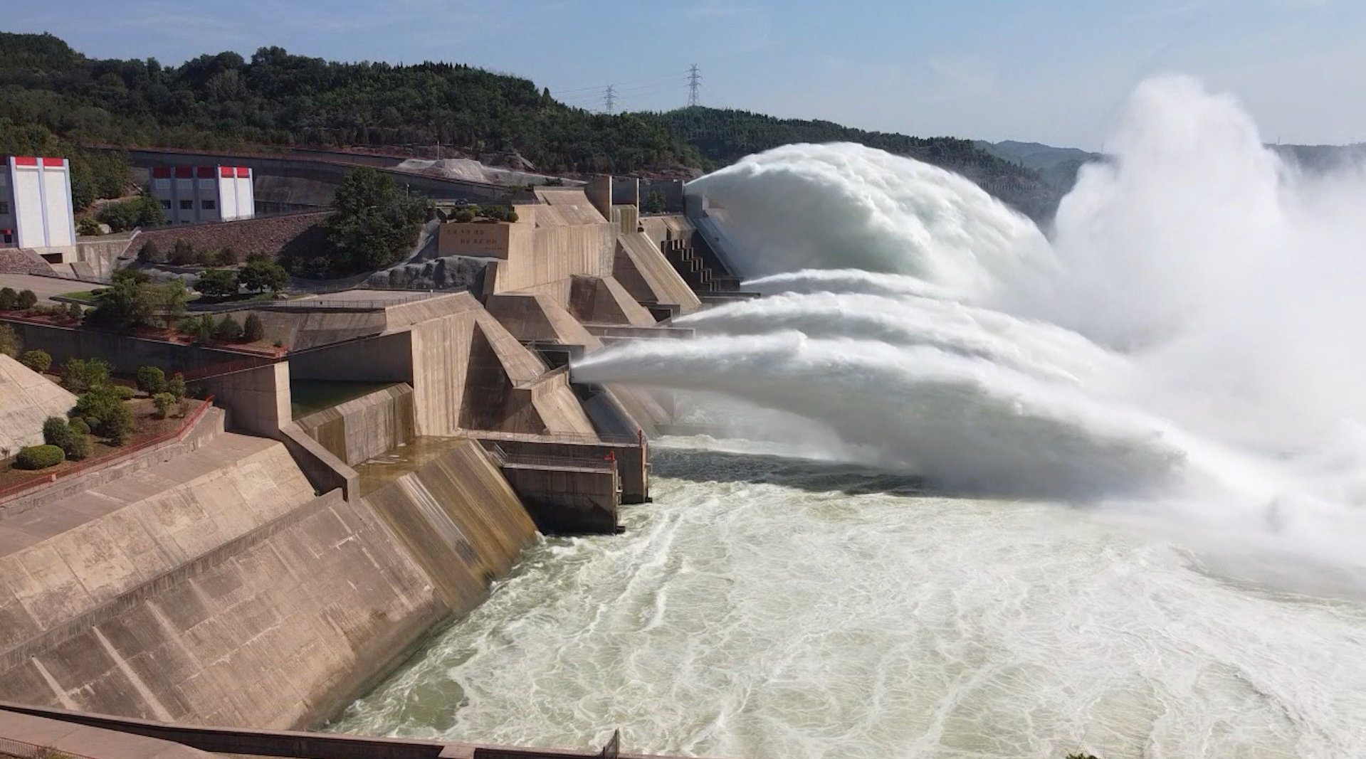 气势磅礴航拍黄河小浪底泄洪巨瀑伴彩虹场面壮观绚丽