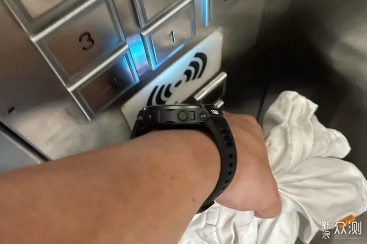 一千出头, 续航长到离谱, 这款智能手表真香!_新浪众测