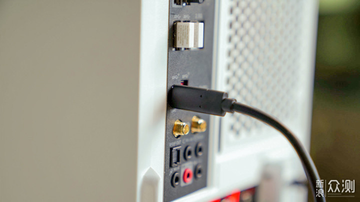 英SooveX8終端液態硬碟照相	
，傳輸速率1050MB/s