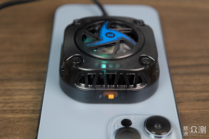 MOMAX摩米士 iPhone磁吸充电主动散热器 体验_新浪众测