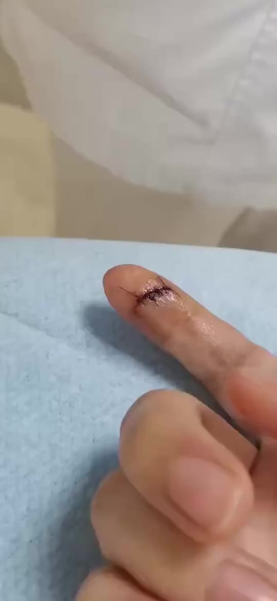 刀戳手指缝图片