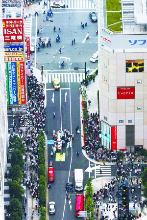 这是8日航拍的案发现场及犯罪嫌疑人乘坐的厢式货车(白箭头所指)。新华/共同社