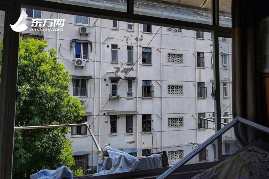 图说：隔壁楼4楼居民家两扇玻璃窗户被炸飞。