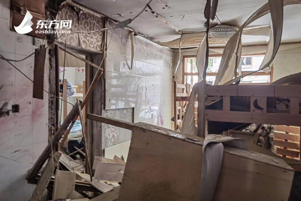 图说：记者在现场看到，事发爆炸房屋内仍可见至少3个木制高低床床架。