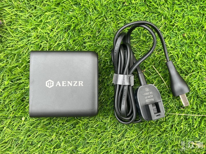 AENZR 氮化稼充电器：130W功率，4台设备同时_新浪众测