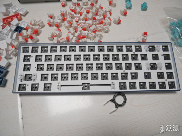 机械键盘玩家的折腾实例，水轴+透明键帽_新浪众测