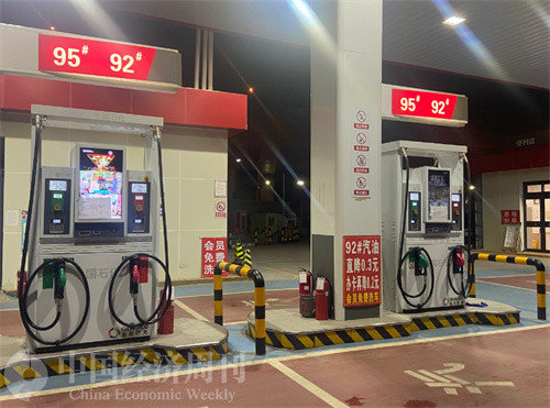 8月10日晚高峰，北京市通州区某加油站贴出降价幅度更大的优惠政策，但顾客寥寥。摄影：《中国经济周刊》记者 张宇轩