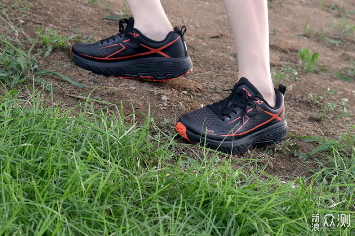 户外跑步路面条件差，如何选择不累脚的跑鞋？_新浪众测