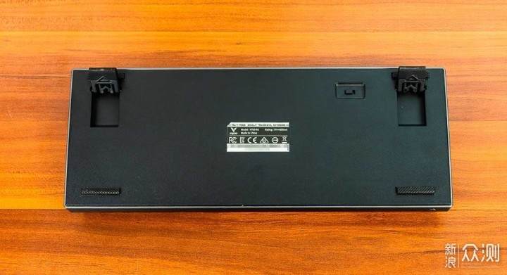 雷柏V700-8A无线多模背光游戏机械键盘轻体验_新浪众测