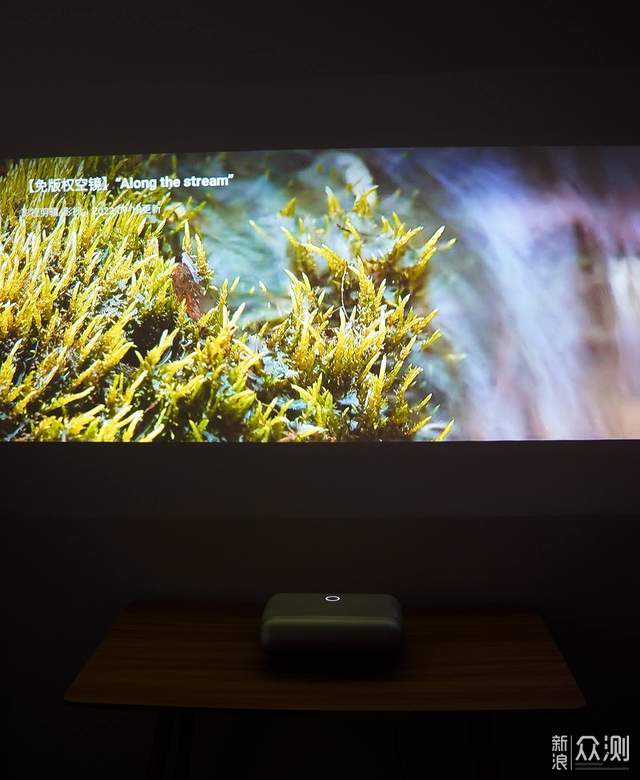 今天我特地带着坚果o1s投屏在白墙上试试效果怎么样?