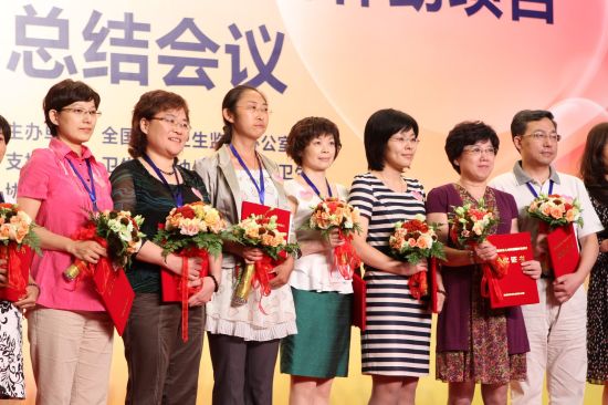 卫生部妇社司副巡视员张德英为项目"先进个人"颁奖卫生部妇社司儿童处