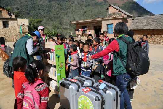 实拍云南哈尼族贫困山区的小学生