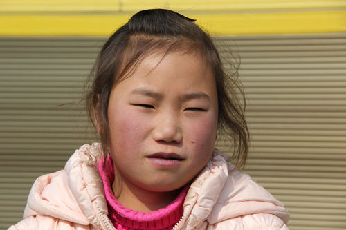 新浪微公益原创微笑吧紫色面孔的女孩