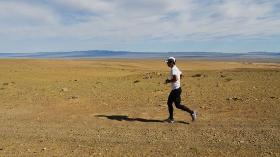 台湾运动员横越戈壁呼吁珍惜水资源