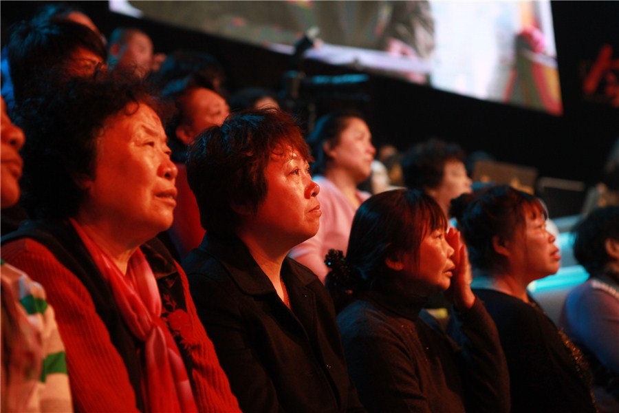 观众在《等着我》现场感动得落泪.