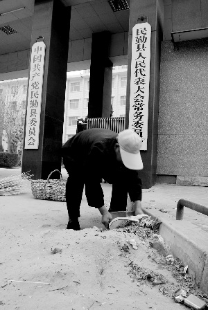 其中甘肃民勤地区出现了能见度小于50米,俗称为"黑风暴"的特强沙尘暴.