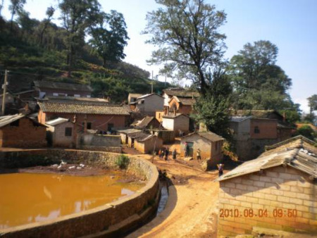 我们到龙潭村时,闻讯前来观望的彝族人家