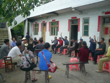 玉舍乡玉舍村村民"诚信小组"表决会现场