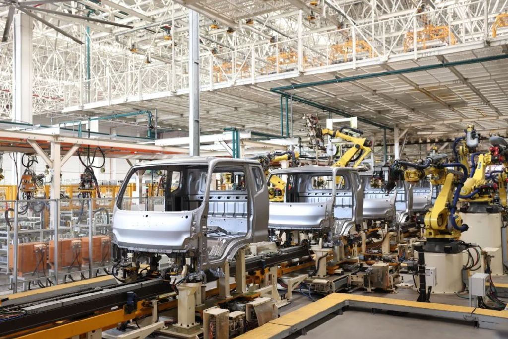 在江淮汽车生产车间的全自动化焊装线上,机器人正紧张作业.