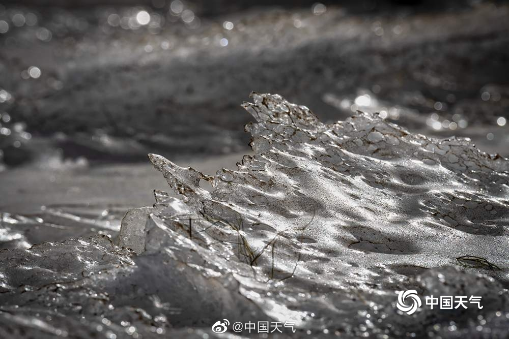 感受下冰封的过程 水面在低温下结冰和膨胀,形成了各式各样的“冰浪”形态,奇特而震撼_手机新浪网