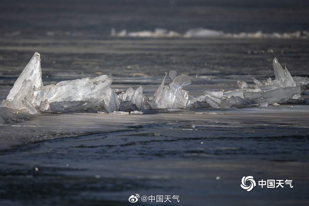 感受下冰封的过程 水面在低温下结冰和膨胀,形成了各式各样的“冰浪”形态,奇特而震撼_手机新浪网