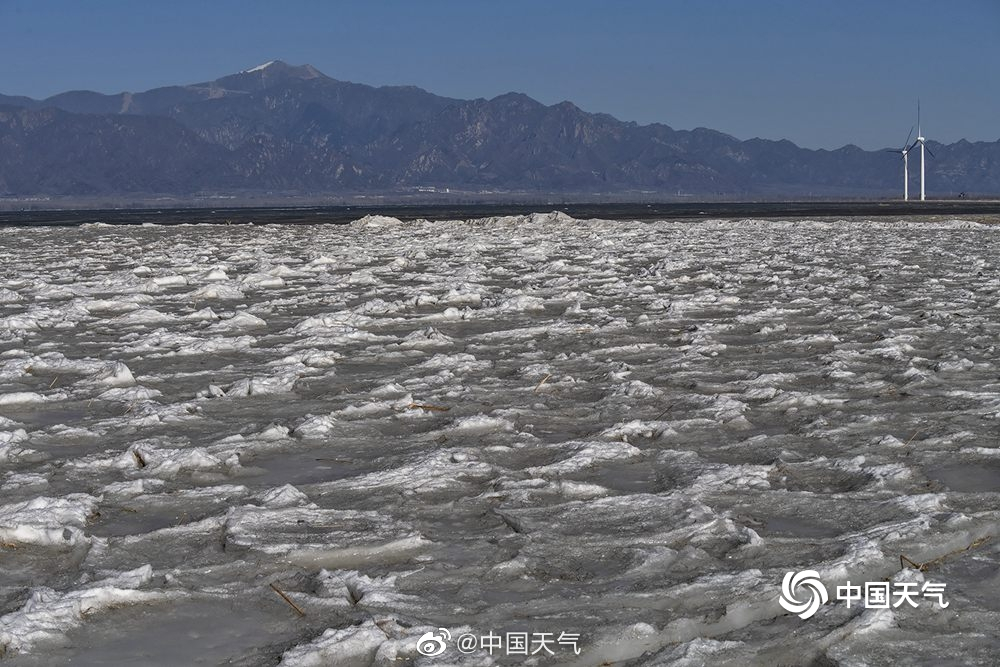 感受下冰封的过程 水面在低温下结冰和膨胀,形成了各式各样的“冰浪”形态,奇特而震撼|气象科学|天气_手机新浪网