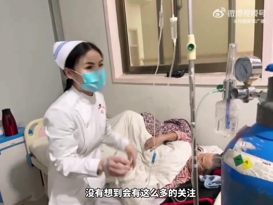 90后护士边打吊瓶边照顾患者 感动无数网友_手机新浪网
