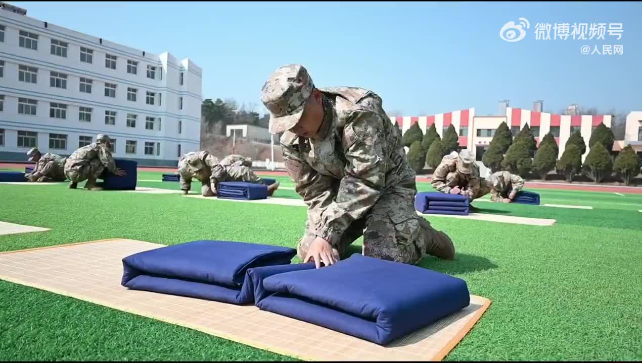 画面引起舒适!新兵操场上pk叠被子