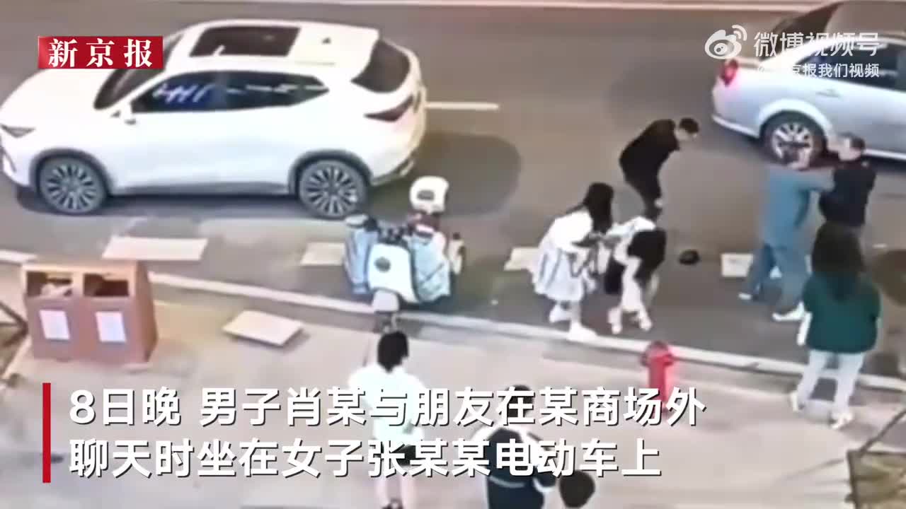 当街殴打飞踹女孩男子已被刑拘_手机新浪网