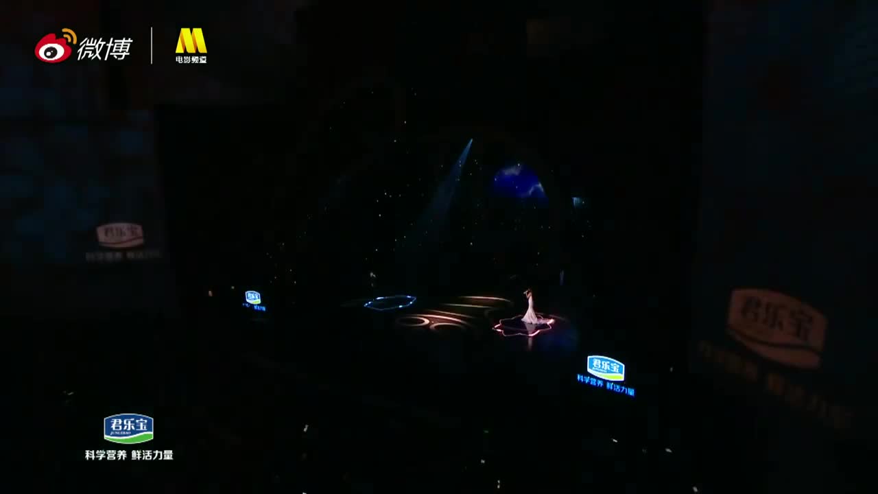 汪苏泷、袁娅维表演歌曲《破晓》