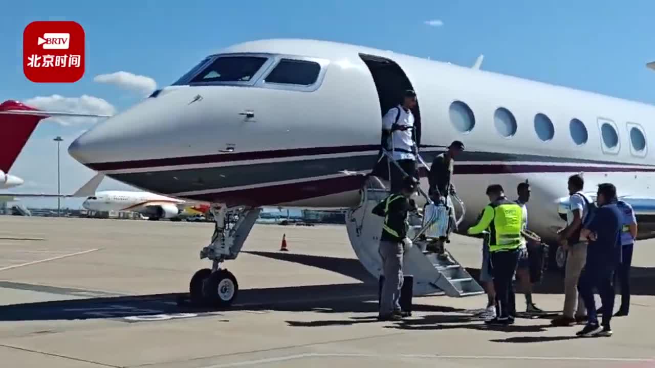 梅西乘私人飞机抵达北京 大批球迷在酒店门口等候