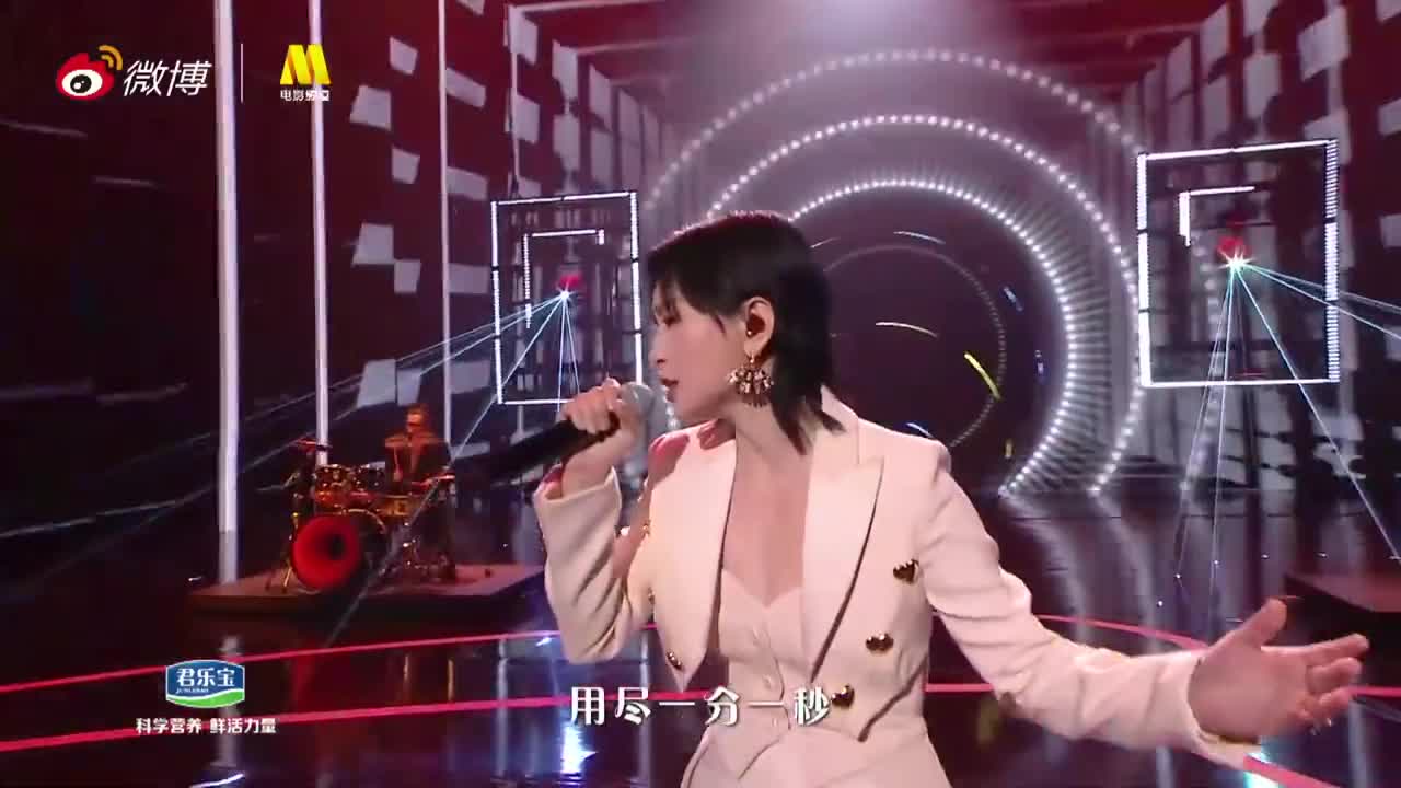 周笔畅表演歌曲《向前跑》