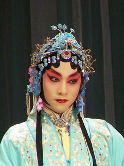 李艳艳:中国戏曲学院优秀青年教师,第四届中国京剧优秀青年演员研究生