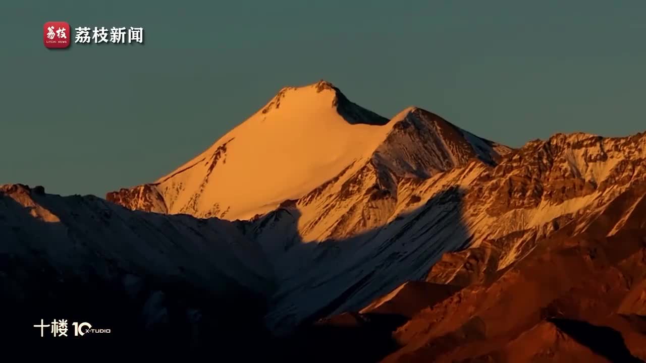 见者好运!新疆木吉火山口日照金山日月同辉