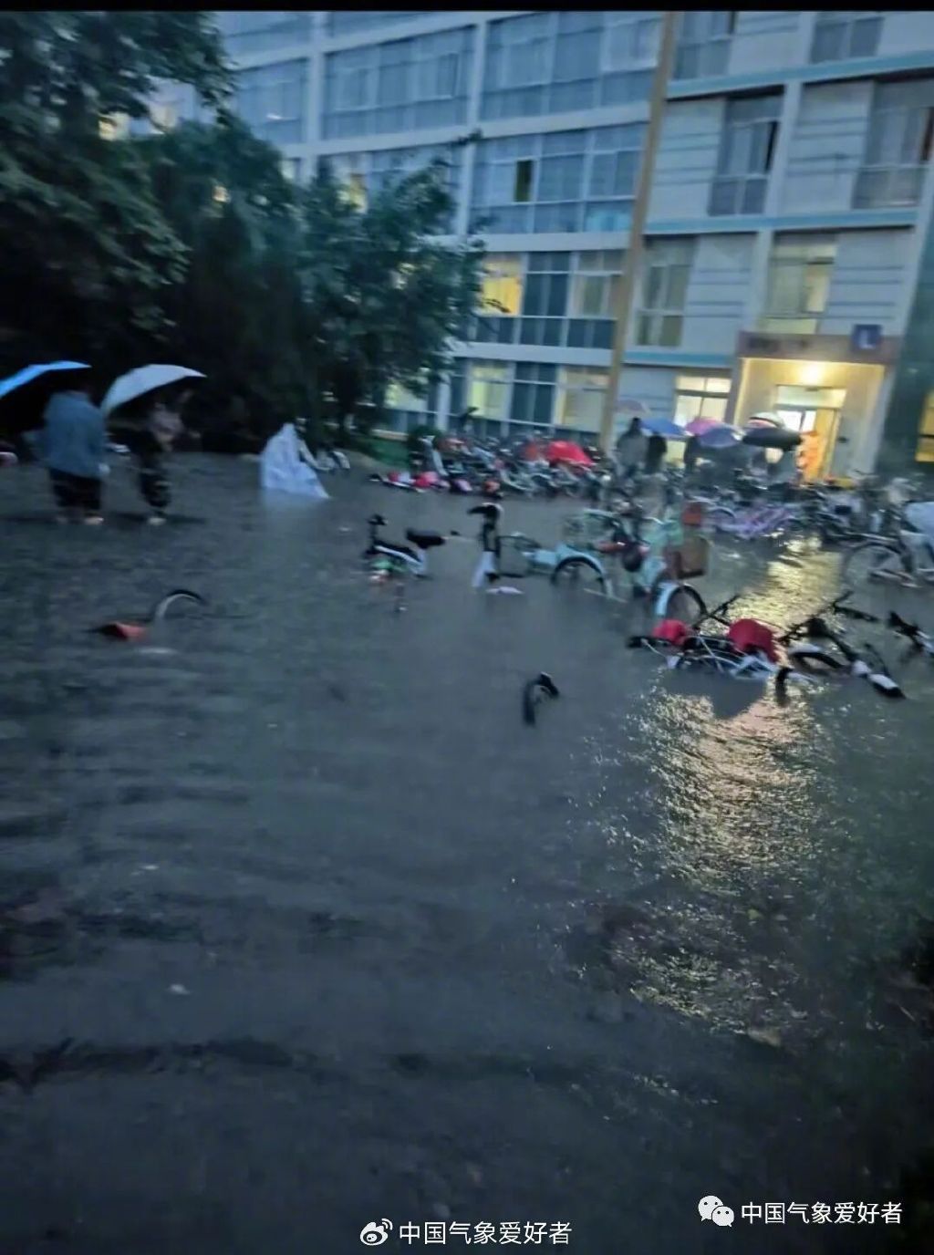 双龙卷出现!大范围暴雨袭击南北多省,12级大风袭江苏9月少见